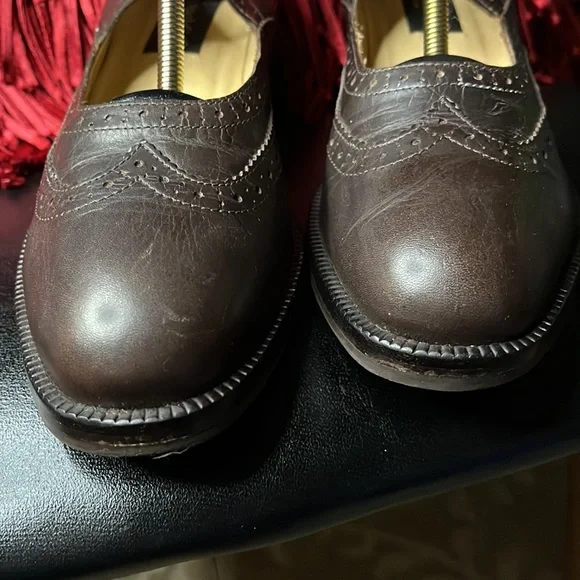 Kenneth Cole wingtip Leather stacked wood heel brown leather perf. vintage pump - Picture 7 of 12